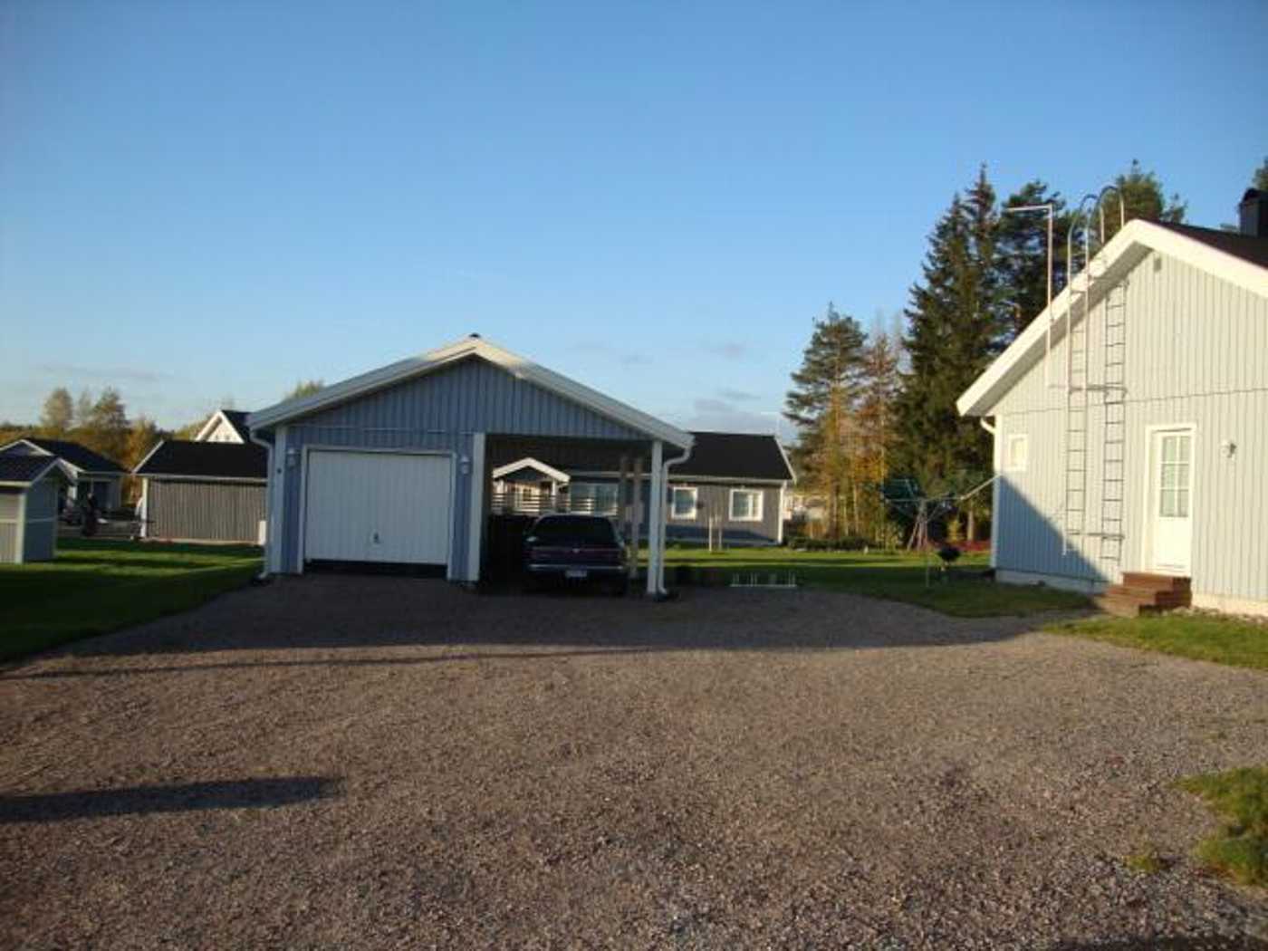 Tilava piha ja autotalli/-katos.