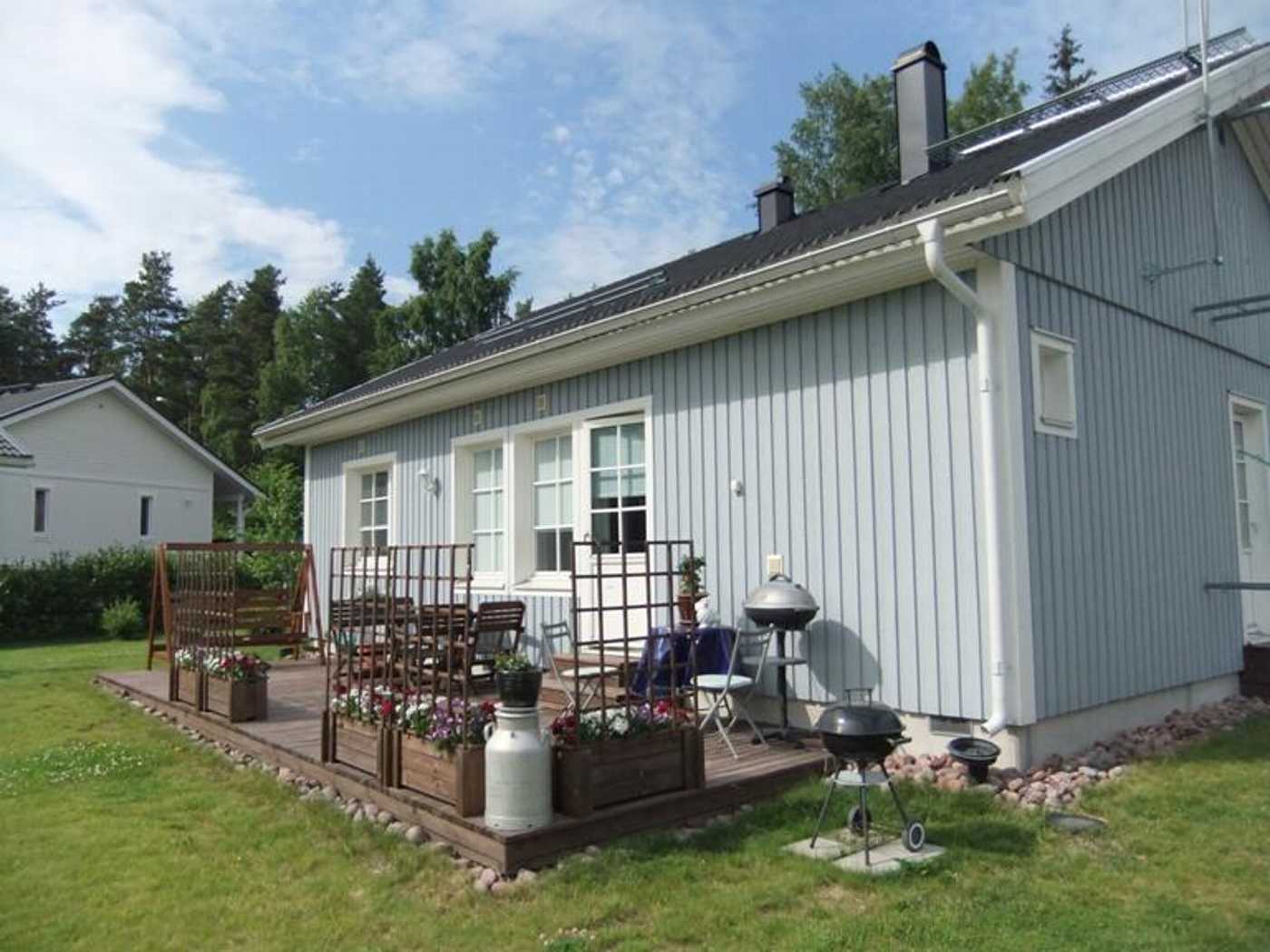 Takaterassilla nautit aurinkoisesta päivästä.