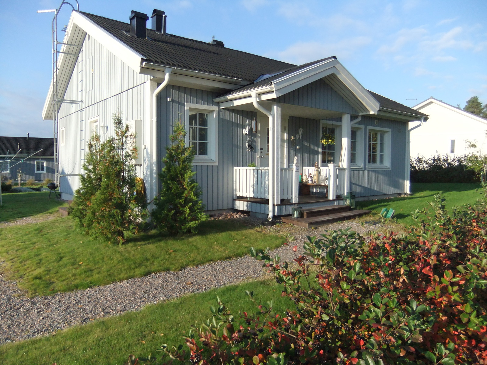 Talo syksyisessä maisemassa.