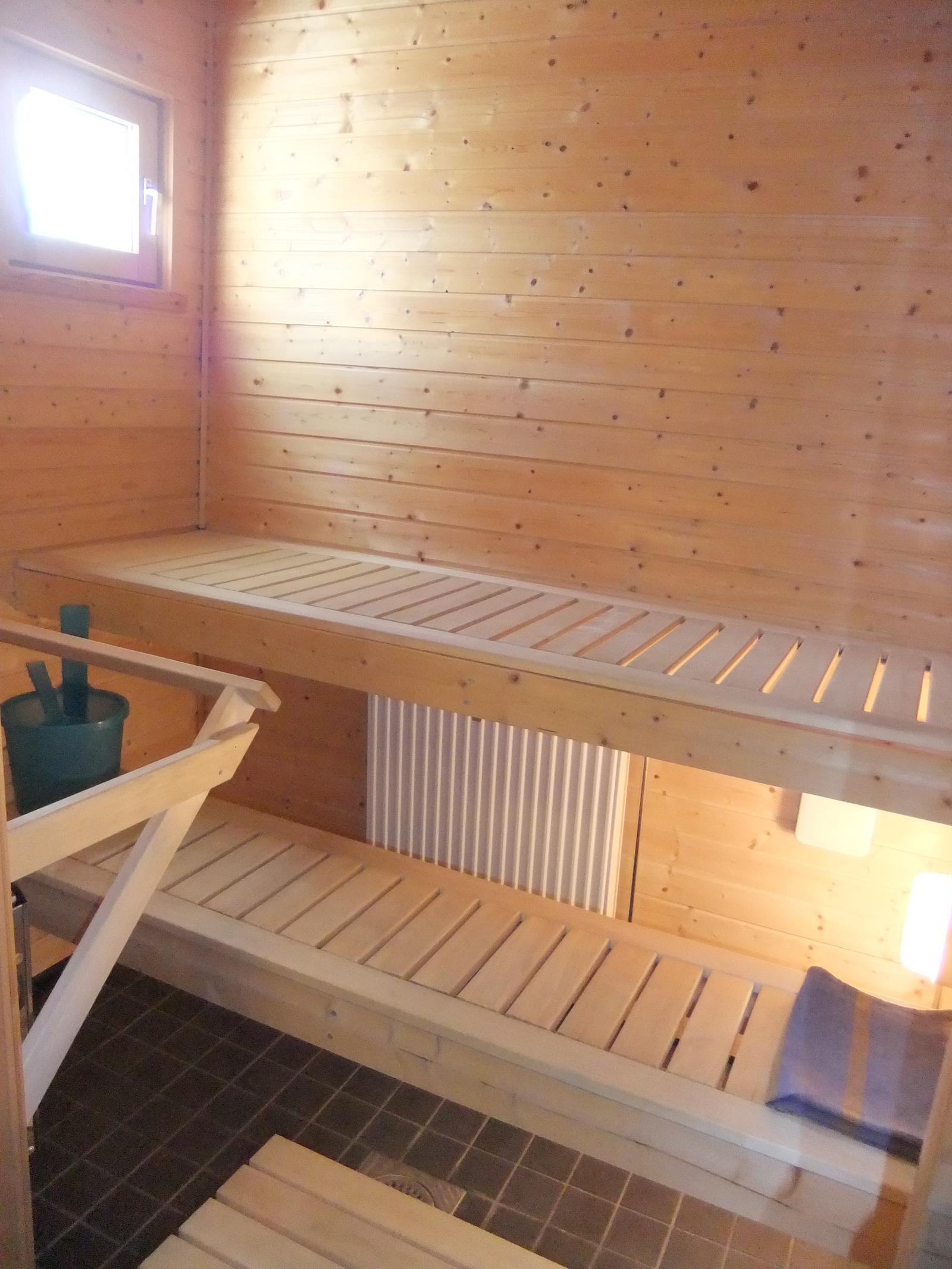 Ikkunallinen sauna.